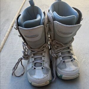 Avalanche Women's Gray and White Winter Boots